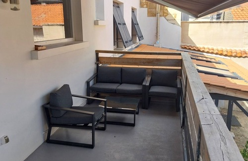 Saint-Bonnet-sur-Gironde Apartment | Apartment 100 m2, 3 bedrooms, 5 beds Balcony (Smoking area).