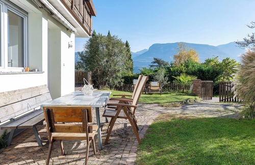 Termeno Sulla Strada del Vino Apartment | Apartment 'Rungg' with Mountain View, Shared Terrace and Wi-Fi