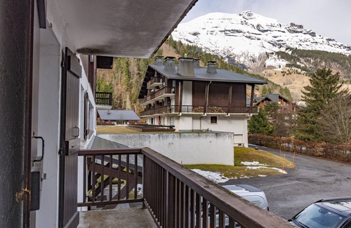Les Contamines-Montjoie Apartment | Apartment "5 à 6 Personnes" with Mountain View and Shared Pool