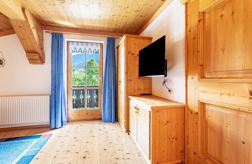 Sankt Martin bei Lofer Apartment | Apartment 'Weissbacher' with Mountain View, Shared Garden and Wi-Fi