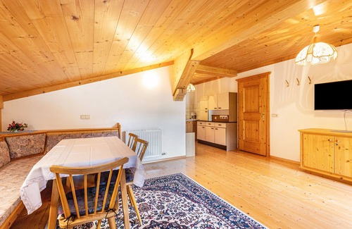 Sankt Martin bei Lofer Apartment | Apartment 'Jägermeister' with Mountain View, Shared Garden and Wi-Fi