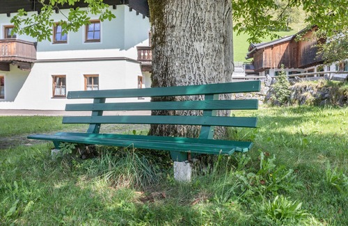 Sankt Martin bei Lofer Apartment | Apartment 'Spielberg' with Mountain View, Shared Garden and Wi-Fi