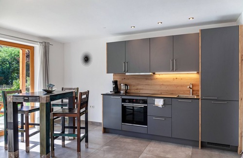 Sonnenbichl Apartment | Apartment 'Ferienwohnung Pflegersee' with Mountain View, Private Terrace and Wi-Fi