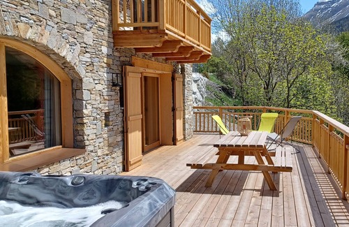 Val Cenis Apartment | Apartment 'Chalet La Turra' with Mountain View, Wi-Fi and Air Conditioning