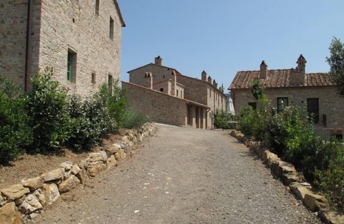 Gambassi Terme Apartment | Apartment With Garden In Ancient Borgo With Pool Near San Gimignano