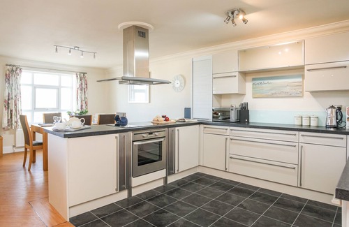 Edern Apartment | APARTMENT 19, pet friendly, with a garden in Morfa Nefyn