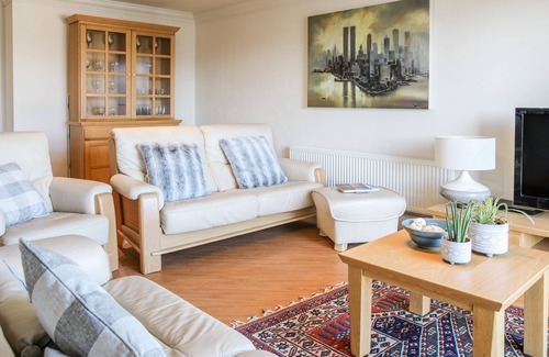Edern Apartment | APARTMENT 19, pet friendly, with a garden in Morfa Nefyn