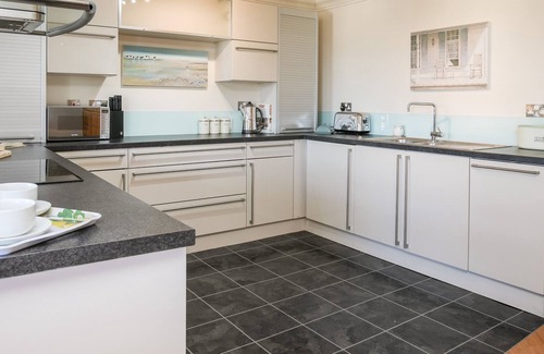 Edern Apartment | APARTMENT 19, pet friendly, with a garden in Morfa Nefyn