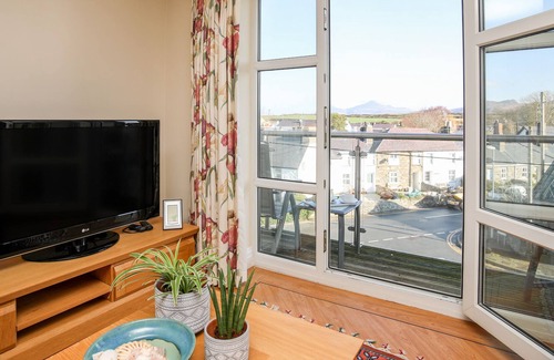 Edern Apartment | APARTMENT 19, pet friendly, with a garden in Morfa Nefyn