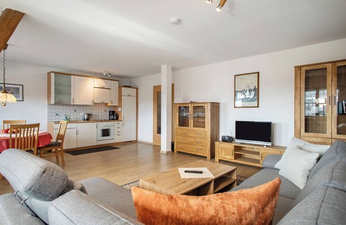 Kressbronn Apartment | Apartment '2, 80 Qm' with Shared Garden, Balcony and Wi-Fi