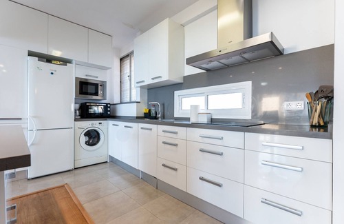 Fuengirola Apartment | Apartment '2 Bed 1 Bath Very Bright Apt' with Sea View, Wi-Fi and Air Conditioning