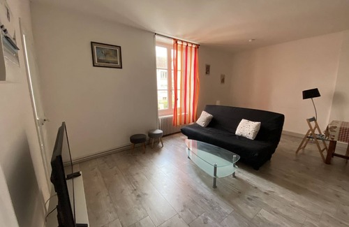 La Roche-Posay Apartment | Apartment 200m from Saint Roch Spa with Free Parking and WiFi