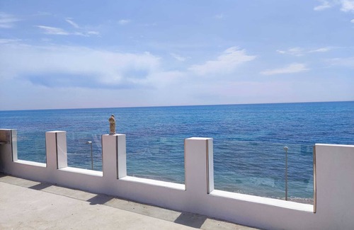 Seccagrande Apartment | "Apartment 4- 5 places" with terrace by the sea, barbecue, chairs, deck chairs.