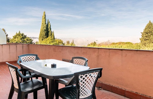 San Donato in Fronzano Apartment | Apartment '42 B Fattoria Degli Usignoli 3 Pax' with Shared Pool, Wi-Fi and Air Conditioning
