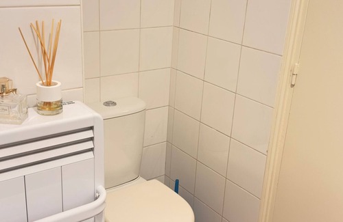 Drancy Apartment | Apartment '4 Personnes Drancy' with Shared Garden and Wi-Fi