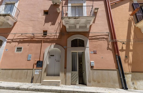 Ragusa Apartment | Apartment '4Bro' with Balcony, Wi-Fi and Air Conditioning