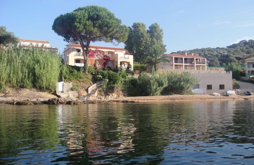 Tiuccia Apartment | APARTMENT (4Rooms) IMPRENABLE VIEW "PIEDS DANS L'EAU N°5 (sleeps 4 to 8)