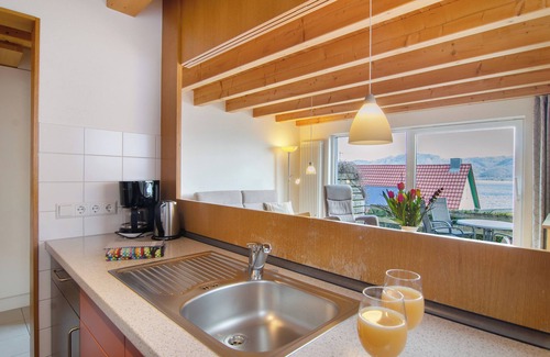 Bodman-Ludwigshafen House | Apartment '6' with Private Terrace, Shared Garden and Wi-Fi