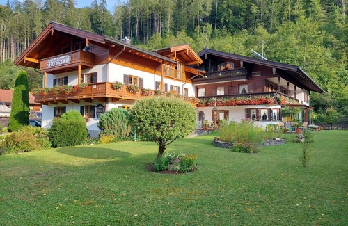 Anzenbach Apartment | Apartment 6 with balcony and stunning mountain views