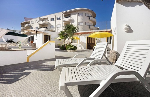 Ameijeira Apartment | Apartment "A Cerca - E" with Shared Pool, Garden & Wi-Fi