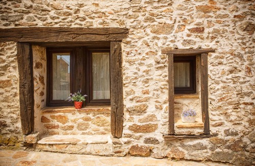 Robregordo Apartment | Apartment A is located on the ground floor