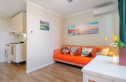 Cunit Apartment | Apartment 'Africa Near The Beach' with Private Terrace, Wi-Fi and Air Conditioning