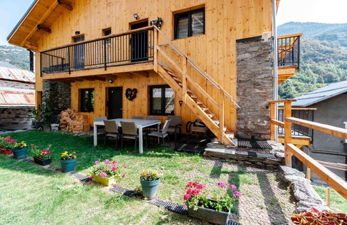 La Perriere Apartment | Apartment 'Agréable 3 Étoiles App 4' with Mountain View, Wi-Fi and Air Conditioning