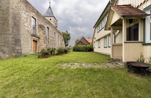 Huttenrode Apartment | Apartment 'Altes Pfarrhaus - Wohnung Farbwelt' with Private Garden and Wi-Fi