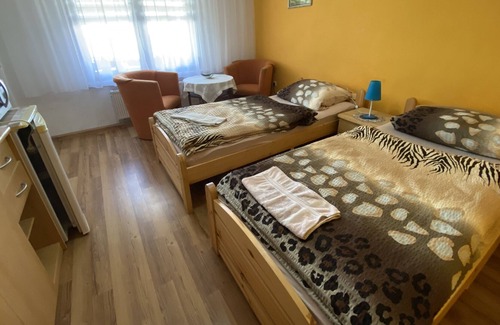 Kranichfeld Apartment | Apartment "An Der Niederburg" with Shared Pool, Shared Terrace & Wi-Fi