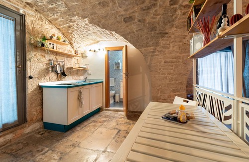 Giovinazzo Apartment | Apartment 'Ange24, City Center' with Wi-Fi and Air Conditioning