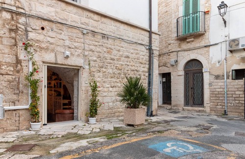 Giovinazzo Apartment | Apartment 'Ange24, City Center' with Wi-Fi and Air Conditioning