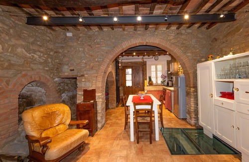 Chianni Apartment | Apartment 'Antica Tuscany' with Private Garden, Wi-Fi and Air Conditioning