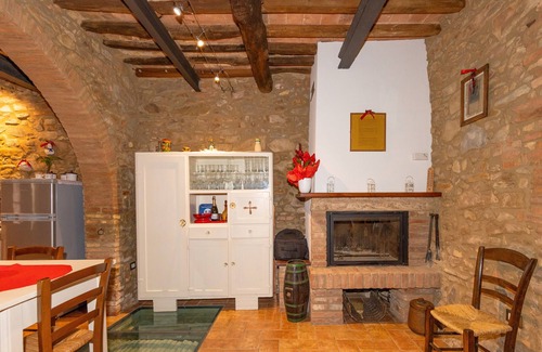 Chianni Apartment | Apartment 'Antica Tuscany' with Private Garden, Wi-Fi and Air Conditioning