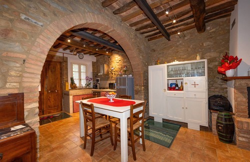 Chianni Apartment | Apartment 'Antica Tuscany' with Private Garden, Wi-Fi and Air Conditioning