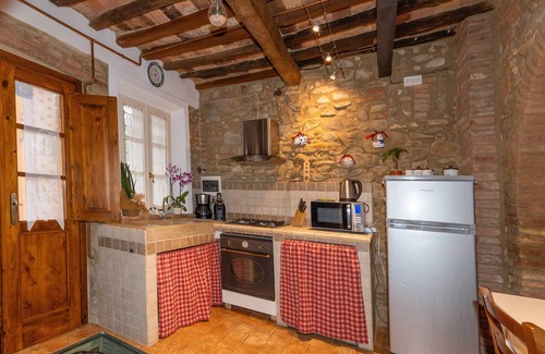 Chianni Apartment | Apartment 'Antica Tuscany' with Private Garden, Wi-Fi and Air Conditioning