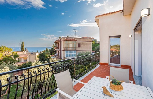 Aci Trezza Apartment | Apartment 'Antonia House' with Sea View, Wi-Fi and Air Conditioning