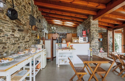 Ordes Apartment | Apartment "Apartamento Adega" interior room, with a window facing an interior porch