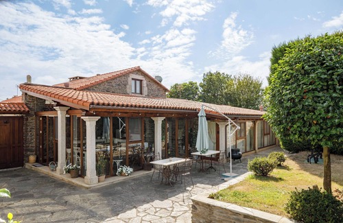 Ordes Apartment | Apartment "Apartamento Adega" interior room, with a window facing an interior porch