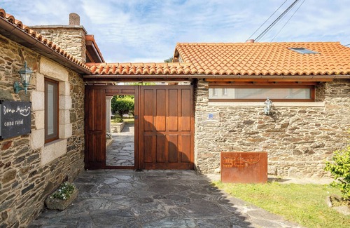 Ordes Apartment | Apartment "Apartamento Adega" interior room, with a window facing an interior porch