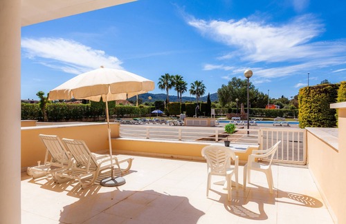 Cala Bona Apartment | Apartment 'Apartamento Espiga' with Shared Pool, Wi-Fi and Air Conditioning