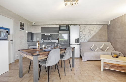 Cavalaire-sur-Mer Apartment | Apartment 'Appart Rez De Jardin Vue Mer' with Sea View, Private Terrace and Wi-Fi