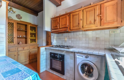 Marciana Marina Apartment | Apartment 'Appartamento Spazioso Nel Verde' with Private Terrace, Shared Garden and Wi-Fi