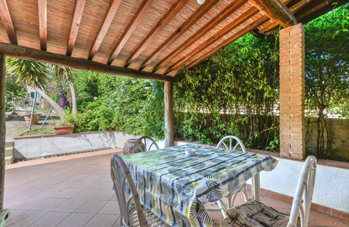 Marciana Marina Apartment | Apartment 'Appartamento Spazioso Nel Verde' with Private Terrace, Shared Garden and Wi-Fi