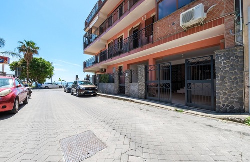Mazzeo Apartment | Apartment 'Appartamento Bougainville' with Sea View, Wi-Fi and Air Conditioning