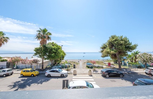 Mazzeo Apartment | Apartment 'Appartamento Daisy' with Sea View, Wi-Fi and Air Conditioning