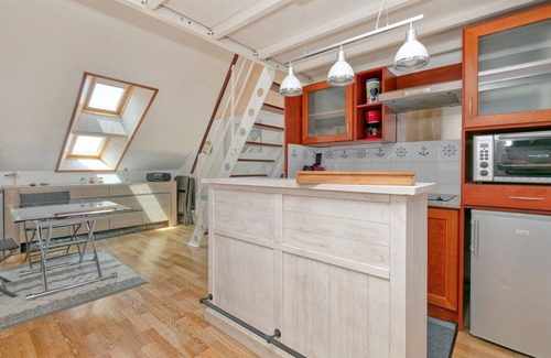 Le Croisic Apartment | Apartment 'Appartement Face Mer Et Piscine' with Sea View, Shared Pool and Wi-Fi