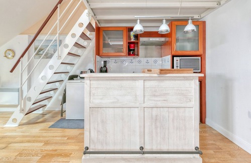 Le Croisic Apartment | Apartment 'Appartement Face Mer Et Piscine' with Sea View, Shared Pool and Wi-Fi