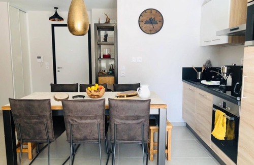 Vaujany Apartment | Apartment 'Appartement Cocooning-sauna-jacuzzi' with Mountain View, Private Terrace and Wi-Fi