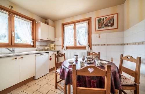 Abondance Apartment | Apartment 'Appartement Chalet - Le Vnipi' with Mountain View, Balcony and Wi-Fi