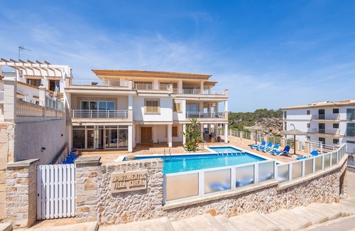 Cala Figuera Apartment | Apartment 'Apto Villa Sirena Vista Piscina' with Shared Pool, Wi-Fi and Air Conditioning